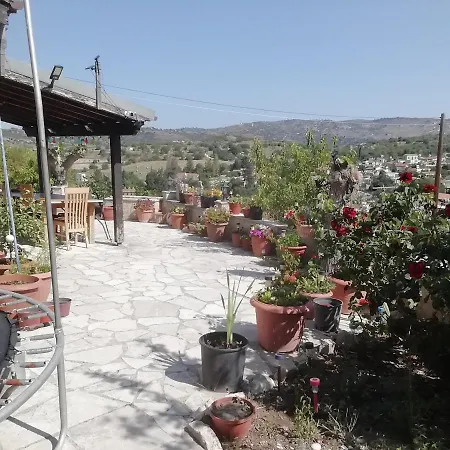 Gazde/Camere de închiriat Despina Country Retreat