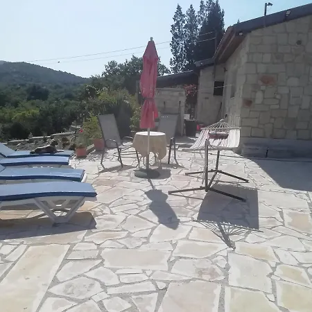 Gazde/Camere de închiriat Despina Country Retreat