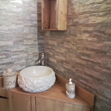 Gazde/Camere de închiriat Despina Country Retreat