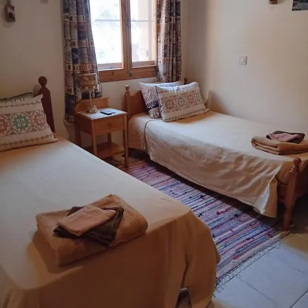 Gazde/Camere de închiriat Despina Country Retreat